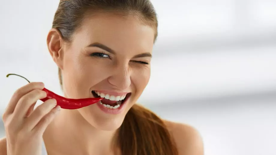 Какво се случва с тялото, когато ядете люто