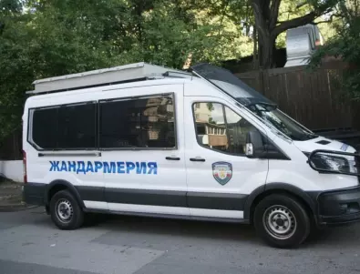 Полиция и жандармерия около сградата на БНТ, Радев и Герджиков пристигнаха за дебата