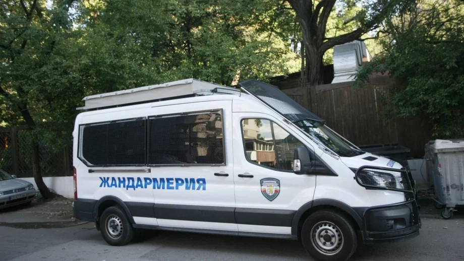 Мъж е изведен от бившия ресторант "Кошарите", където се провежда спецакция