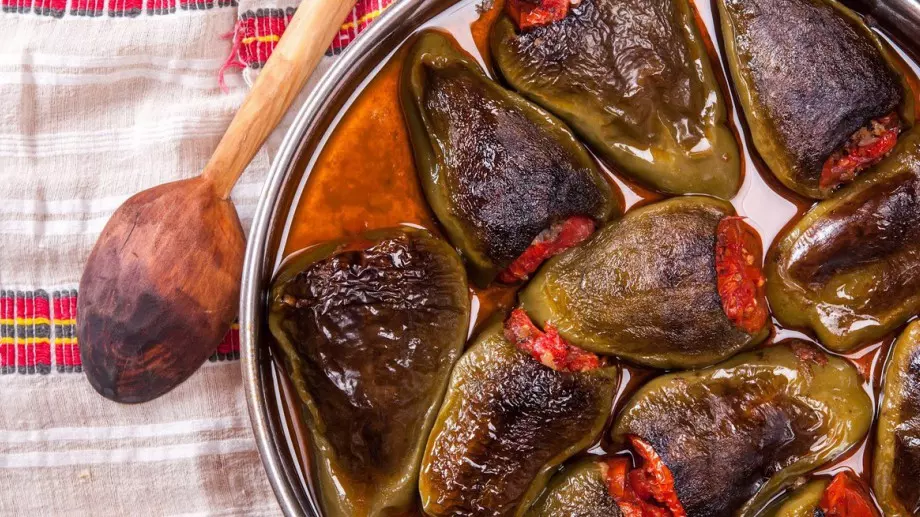 По-вкусни не сте яли: Пълнени чушки с домати и картофено пюре