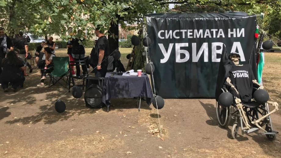 Едва десетина депутати дойдоха на среща с майките на деца с увреждания