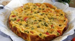 Фритата с паста, чери домати и грах 