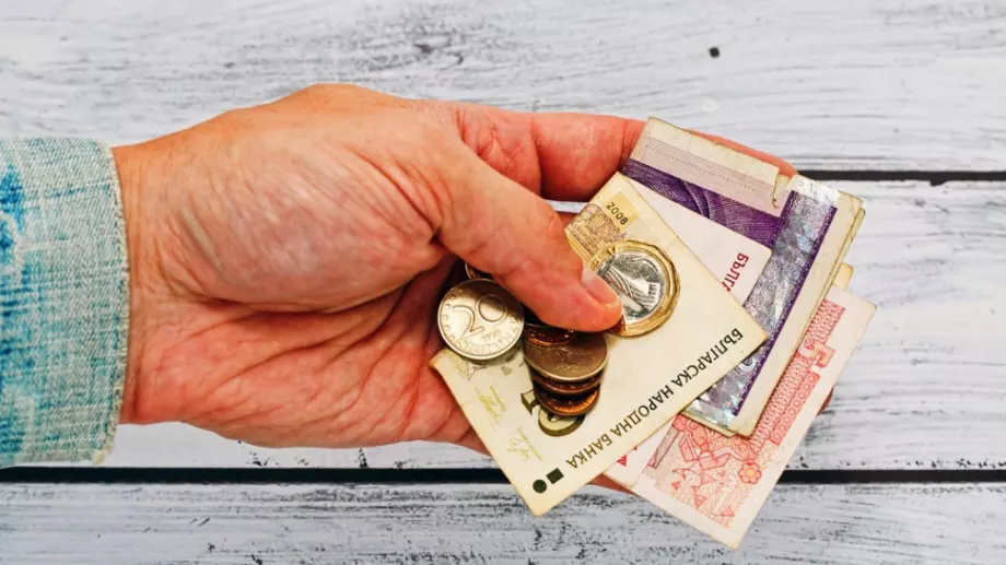 По-високите пенсии ще останат до края на пандемията