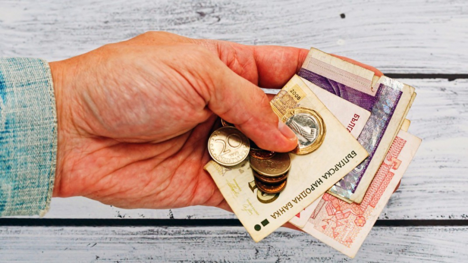 Близо 400 000 български пенсионери ще получат еднократно по 120