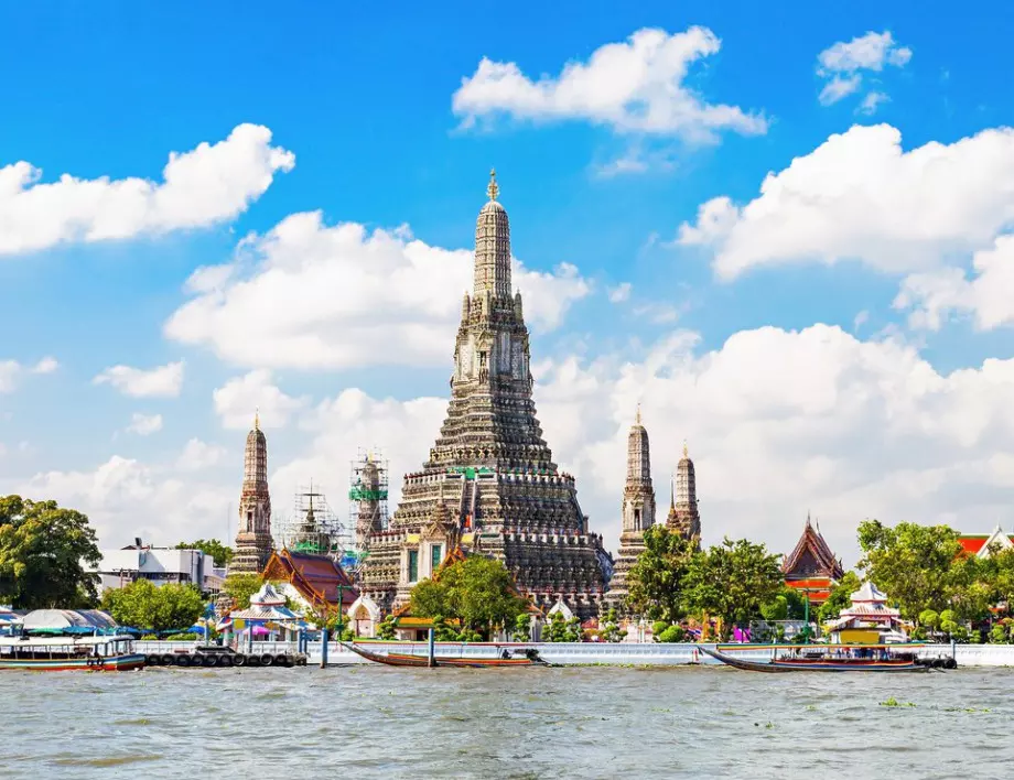 Глобиха премиера на Тайланд - не носел маска 