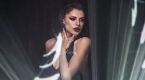 Михаела Филева впечатлява с 3D мапинг в новия си клип (видео)