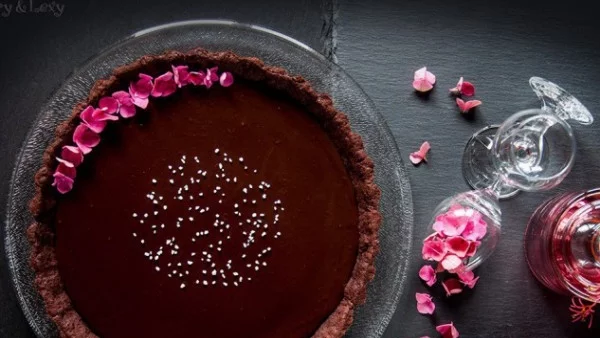 Шоколадово-карамелен тарт с морска сол