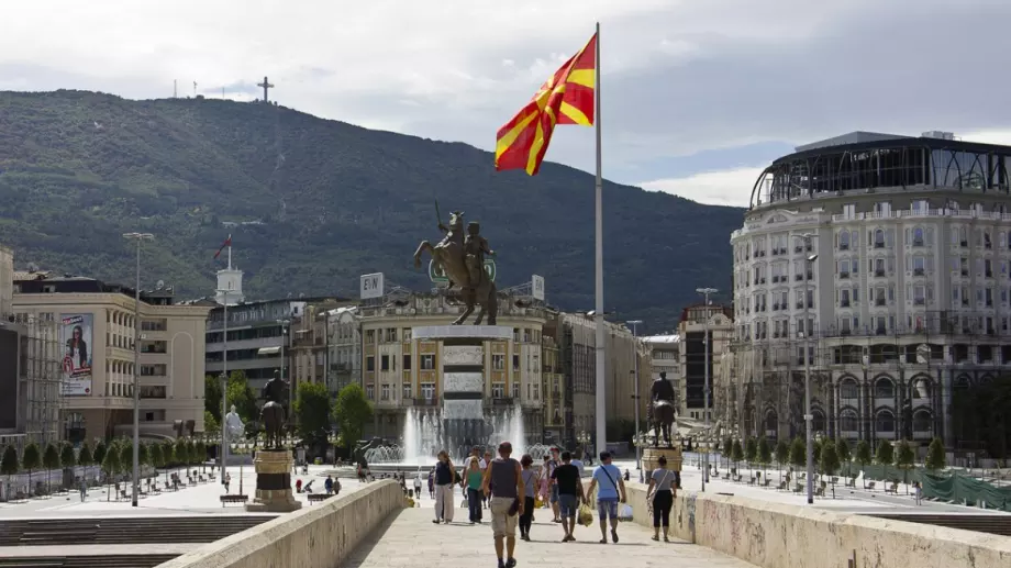 Северна Македония отваря граници, заведения и молове