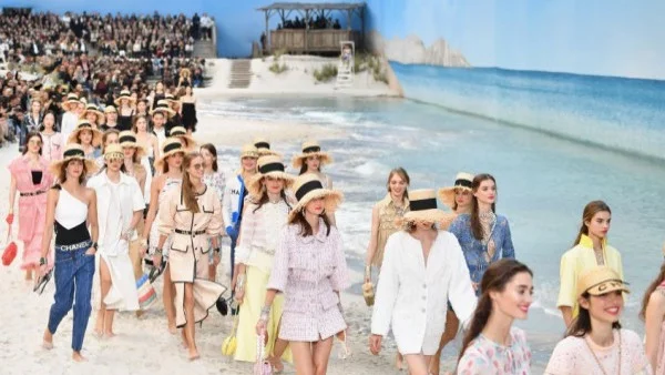 Българка дефилира за Chanel в Париж (снимки)