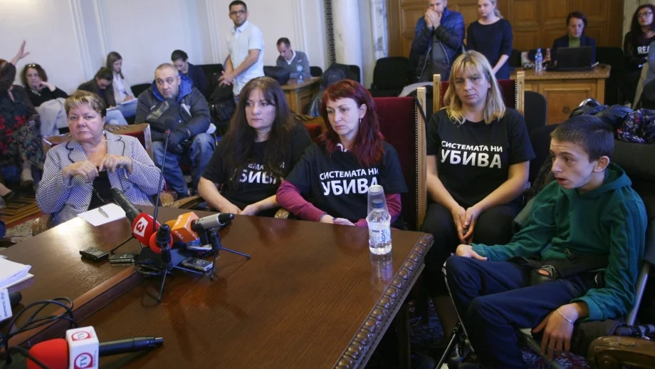 Майките на деца с увреждания напуснаха срещата с властта