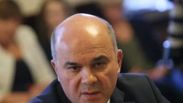 Деца раждат деца, министър залага на нова стратегия да се бори с проблема