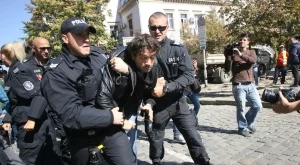 Протестиращи се опитаха да нахлуят в Столична община (ВИДЕО)