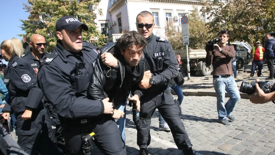 Протестиращи се опитаха да нахлуят в Столична община (ВИДЕО)