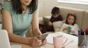 Скъпи съпруже, да, пристрастена съм към телефона си