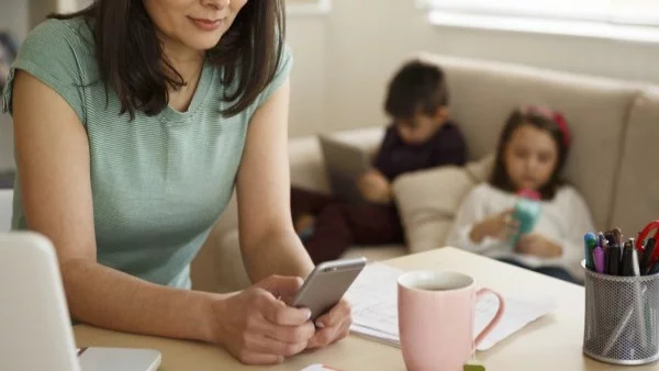 Скъпи съпруже, да, пристрастена съм към телефона си