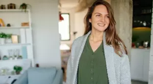 Моден трик: Как да стилизирате размъкната жилетка (ВИДЕО)