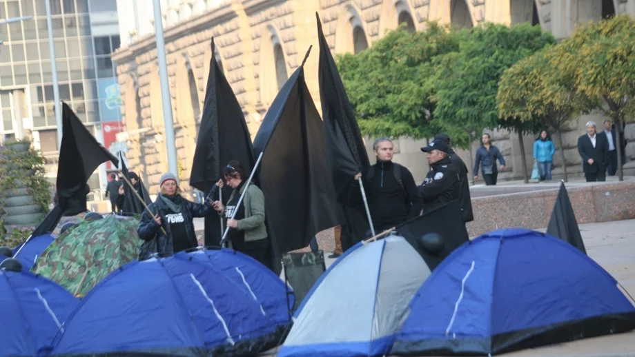 Майките на деца с увреждания преместиха протеста под прозореца на Борисов