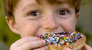 Прекаляването със сладко прави децата агресивни