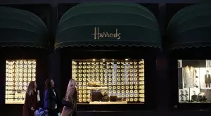 Dior преобрази емблематичния Harrods в Лондон за Коледа (СНИМКИ)