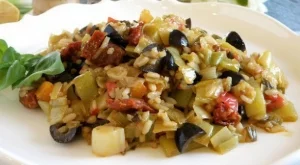 Праз с ориз, маслини и сушени домати