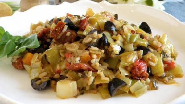Праз с ориз, маслини и сушени домати