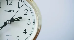 "Влизате в България, преместете часовниците си"