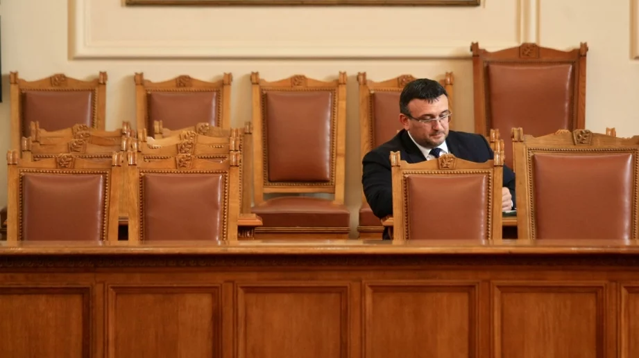Маринов: Не се изключва нито една версия за отравянето на Гебрев