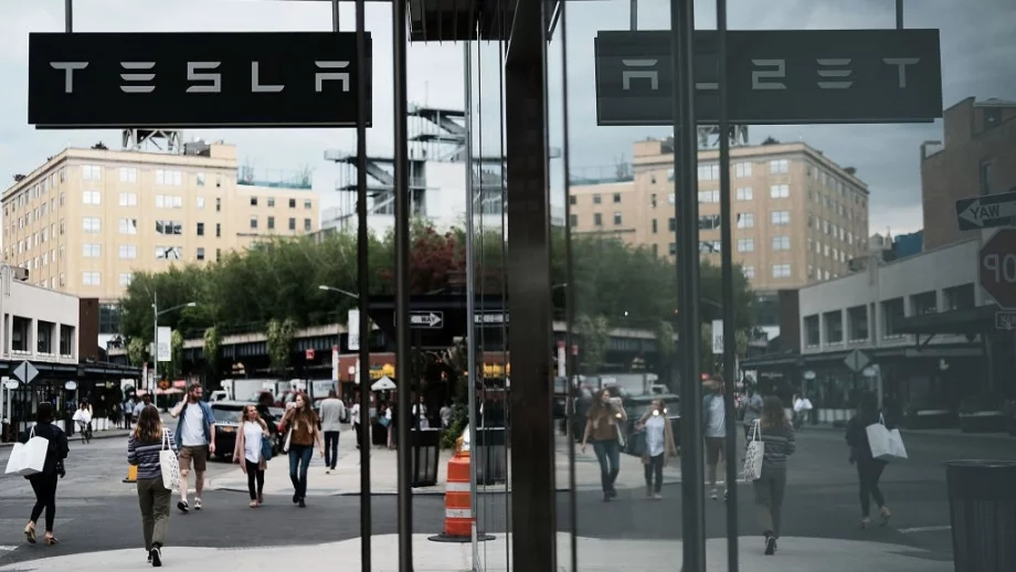 Tesla с печалба за тримесечието едва за трети път в историята си