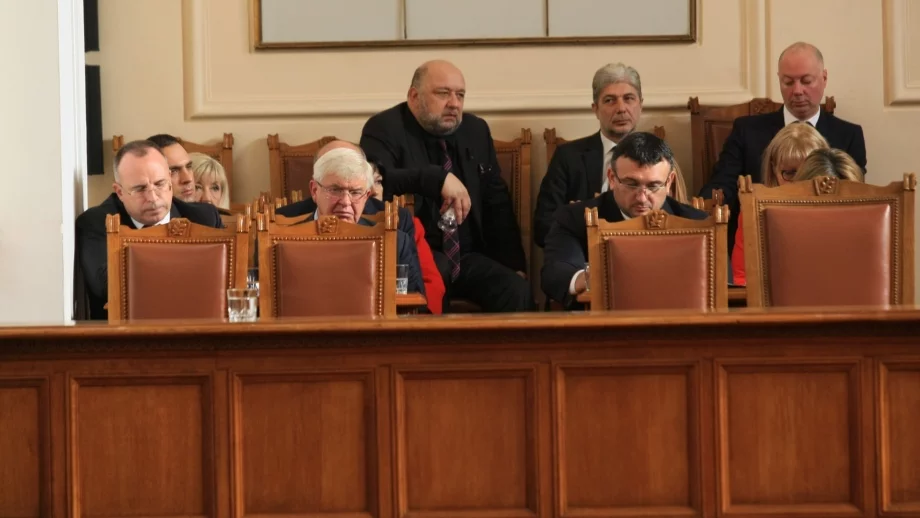 Управляващи и опозиция обсъждат вота на недоверие в отсъствието на Борисов