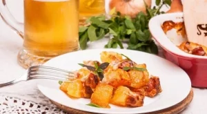 Запеканка с картофи и наденица