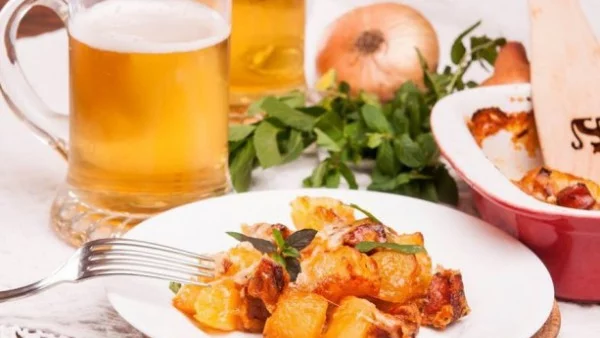 Запеканка с картофи и наденица