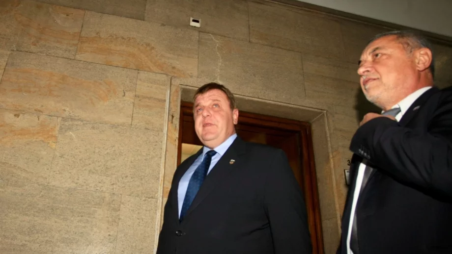 Каракачанов се обяви против оставката на Валери Симеонов