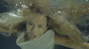 Деси Добрева като амфибия (видео)