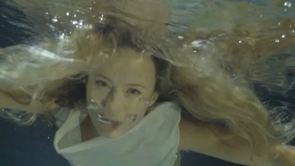 Деси Добрева като амфибия (видео)