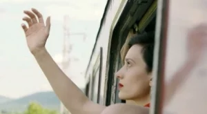 Ирмена Чичикова, която маха за здравей