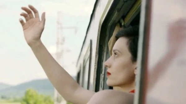 Ирмена Чичикова, която маха за здравей