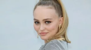 Дъщерята на Джони Деп се съблече, гушка се с Памела Андерсън (снимки)