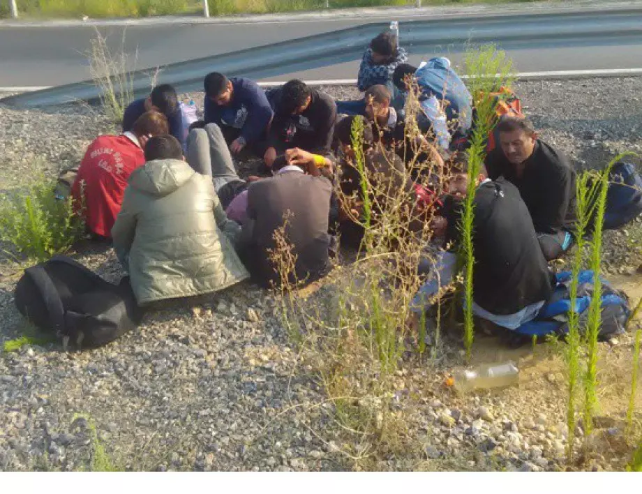 Хванаха 42 мигранти в товарен автомобил в Нова Загора