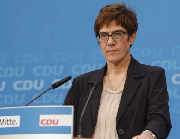 Анегрет Крамп-Каренбауер пое лидерството на ХДС от Ангела Меркел