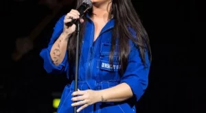 Деми Ловато остава в клиника до 2019