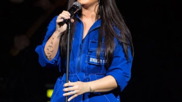 Деми Ловато остава в клиника до 2019