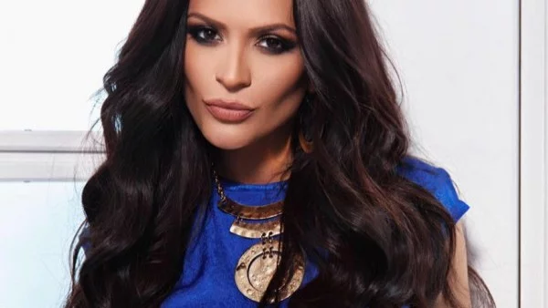 Преслава на нощна разходка с бебето (видео)