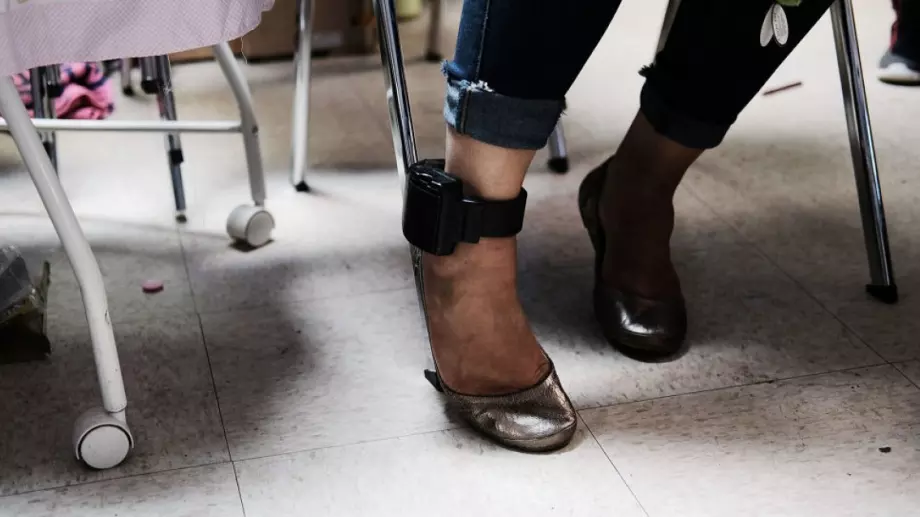 Израел започва да следи с гривни карантинираните