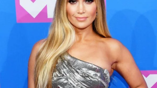 Дженифър Лопес е на 49 и изглежда зашеметяващо (снимки)