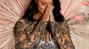 Адриана Лима се разплака на последното си ревю за Victoria's Secret (снимки)