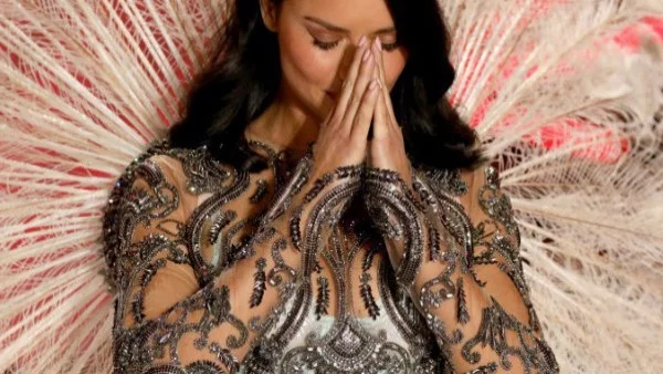 Адриана Лима се разплака на последното си ревю за Victoria's Secret (снимки)