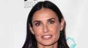 Деми Мур се съблече по изрязан бански на 59 (СНИМКA)