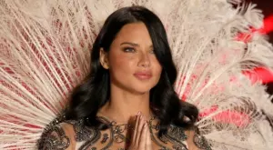 Адриана Лима показа бременно коремче (СНИМКА)