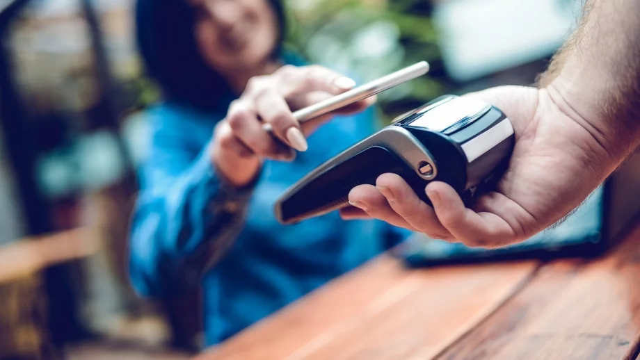 Младите хора у нас искат да плащат с мобилния си телефон