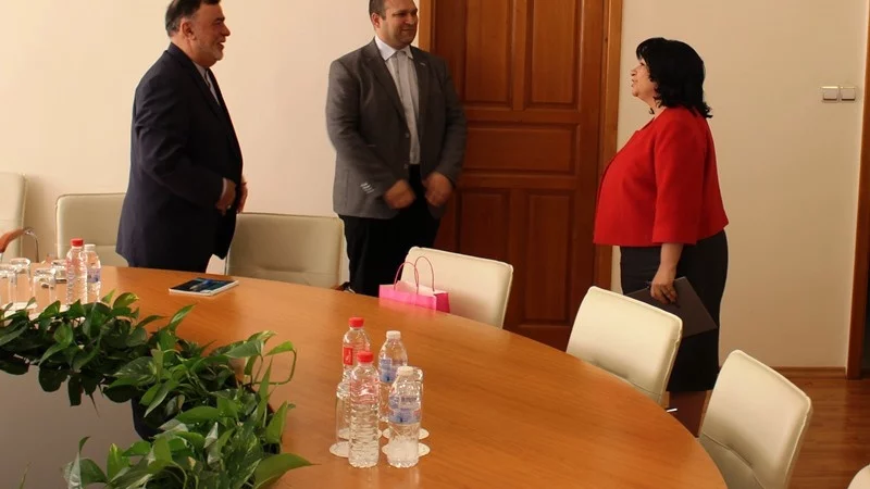 Петкова търси помощ от Иран за хъб "Балкан"